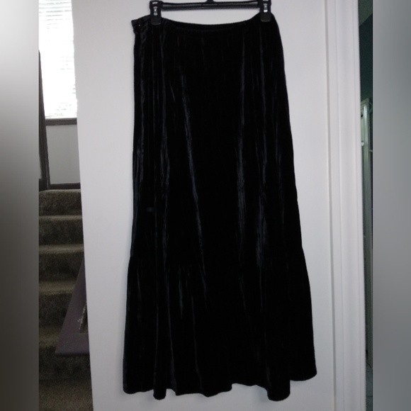J Jill Black velvet like skirt side zip size Medium - Picture 3 of 6
